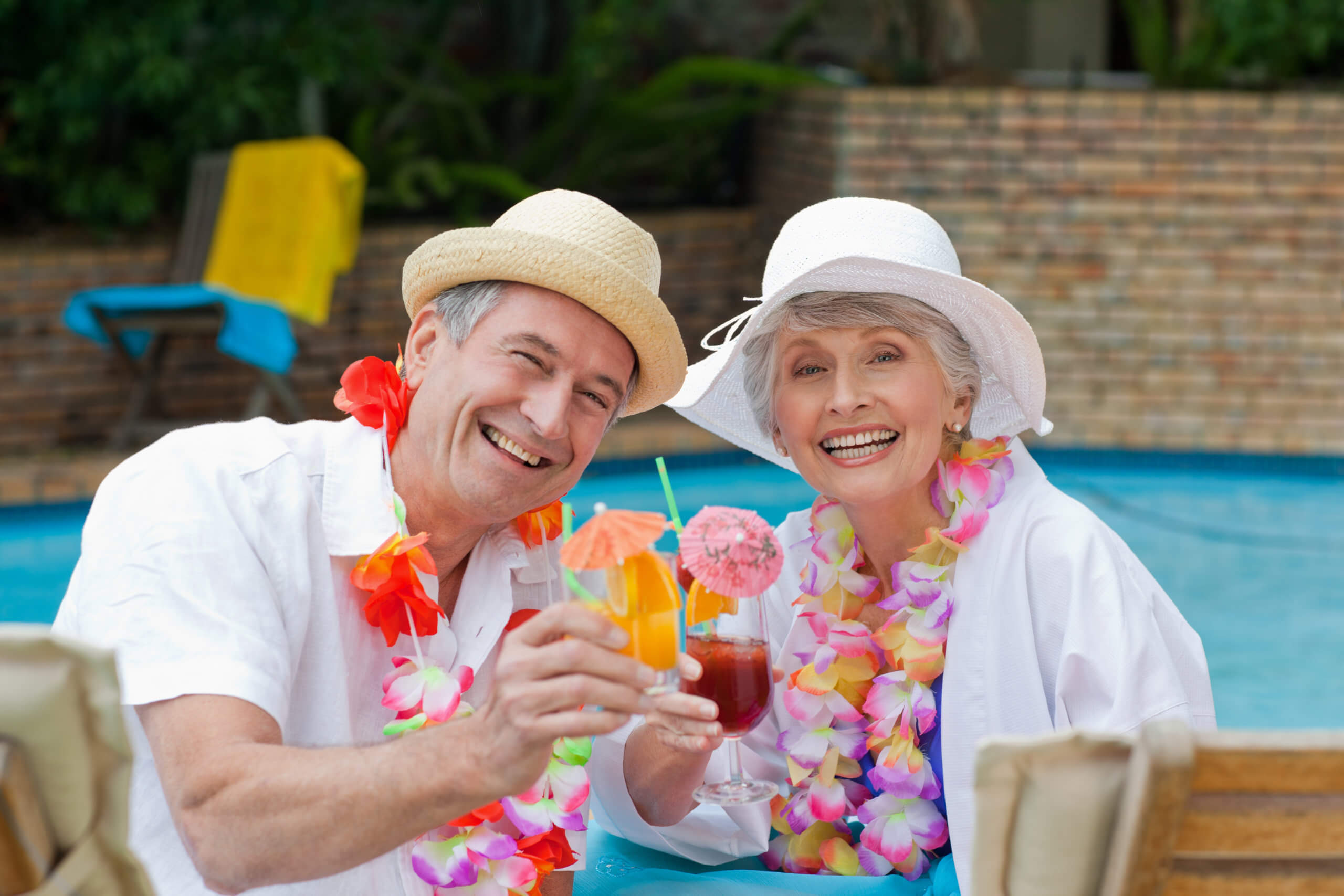 Бабушка развлечения. Счастливые пенсионеры. Счастливые пожилые люди. Веселые пенсионеры. Радостные бабушки и дедушки.